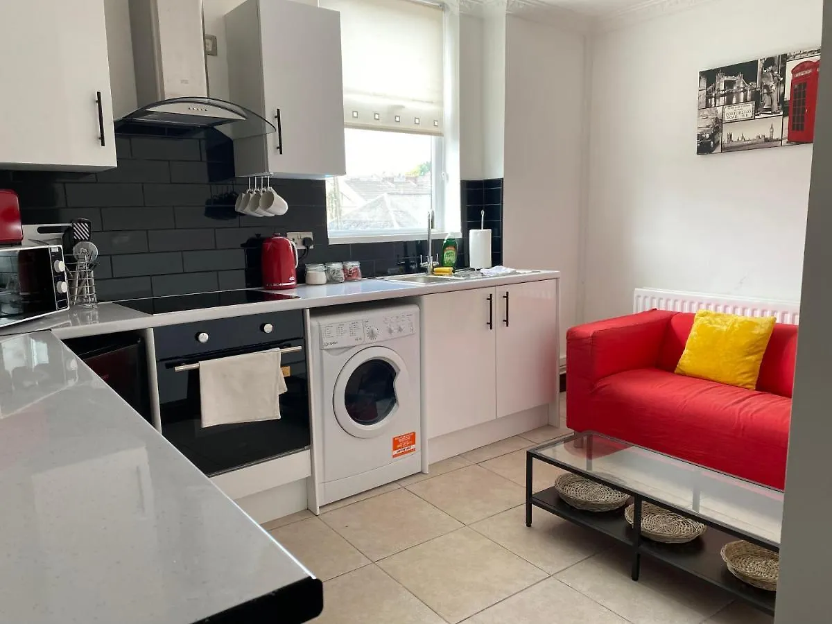 Modern 2 Bedroom Flat In Robert St Swansea 0*,